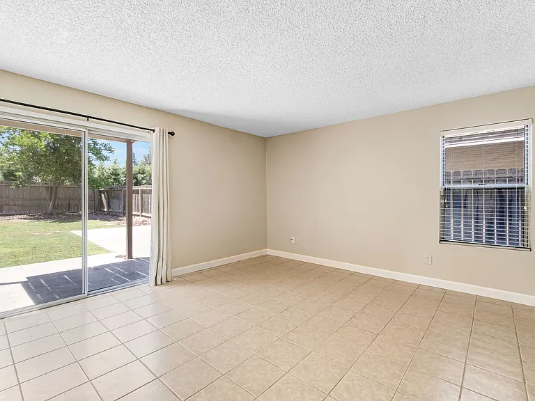 6733 N Warren Ave — Photo 10