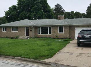 1335 Lincoln Pl, Bettendorf, IA 52722