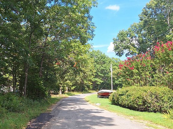 5th image of 8385 Oak Springs Rd
