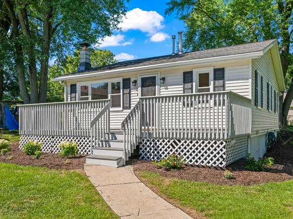 3817 W Lake Shore Dr, Wonder Lake, IL 60097