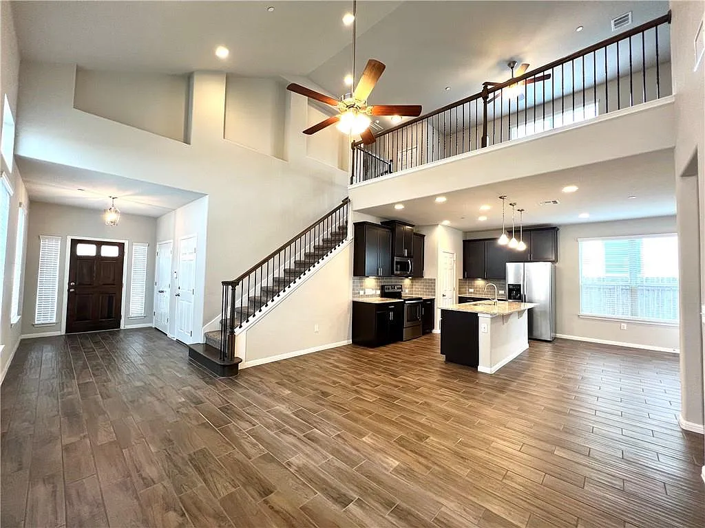 3 bed, 2.5 bath, 2138 sqft, $2,400 — Photo 2