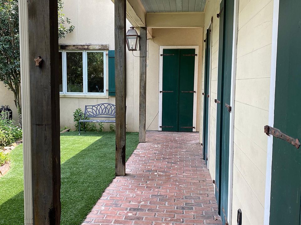 Entrance to front courtyard. Turn right at the end to enter large courtyard and entrance to apartment.