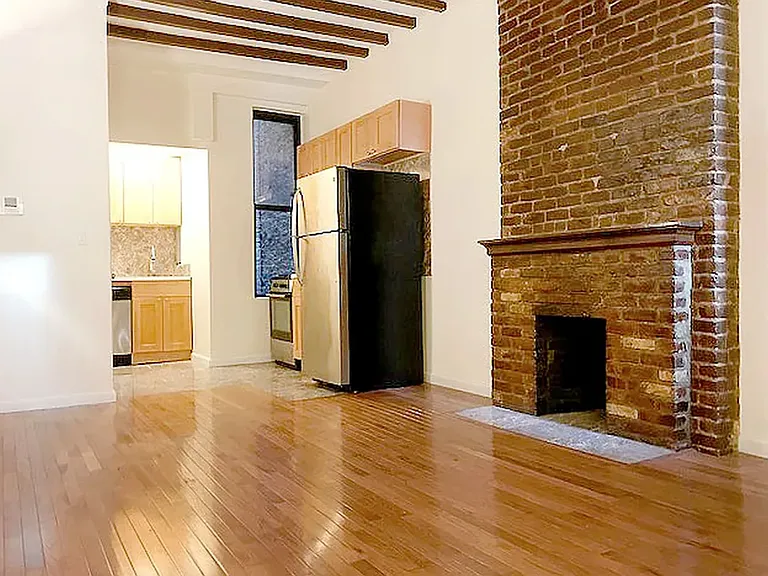 105 E 10th St #3D — Photo 1
