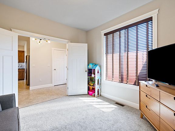 5th image of 1824 Honeysuckle Dr
