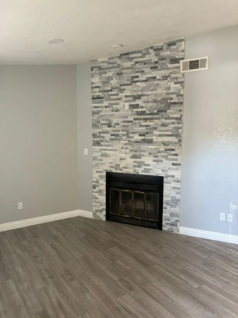 1 Bedroom Condo with Fireplace, Private Patio, Pool Access & Washer/Dryer Included — Photo 3