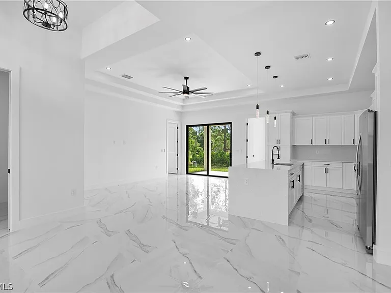 719 Fullerton Ave S — Photo 16