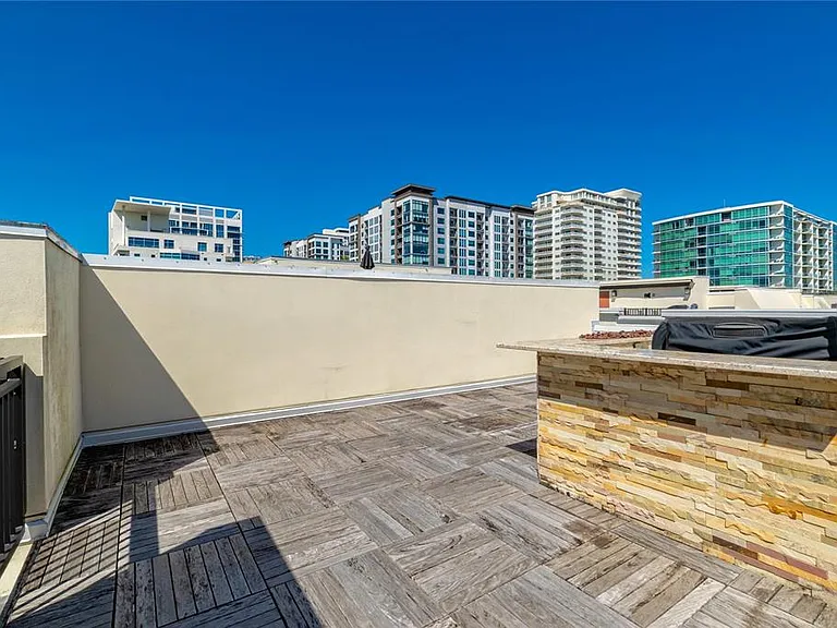 653 E Jackson St — Photo 36