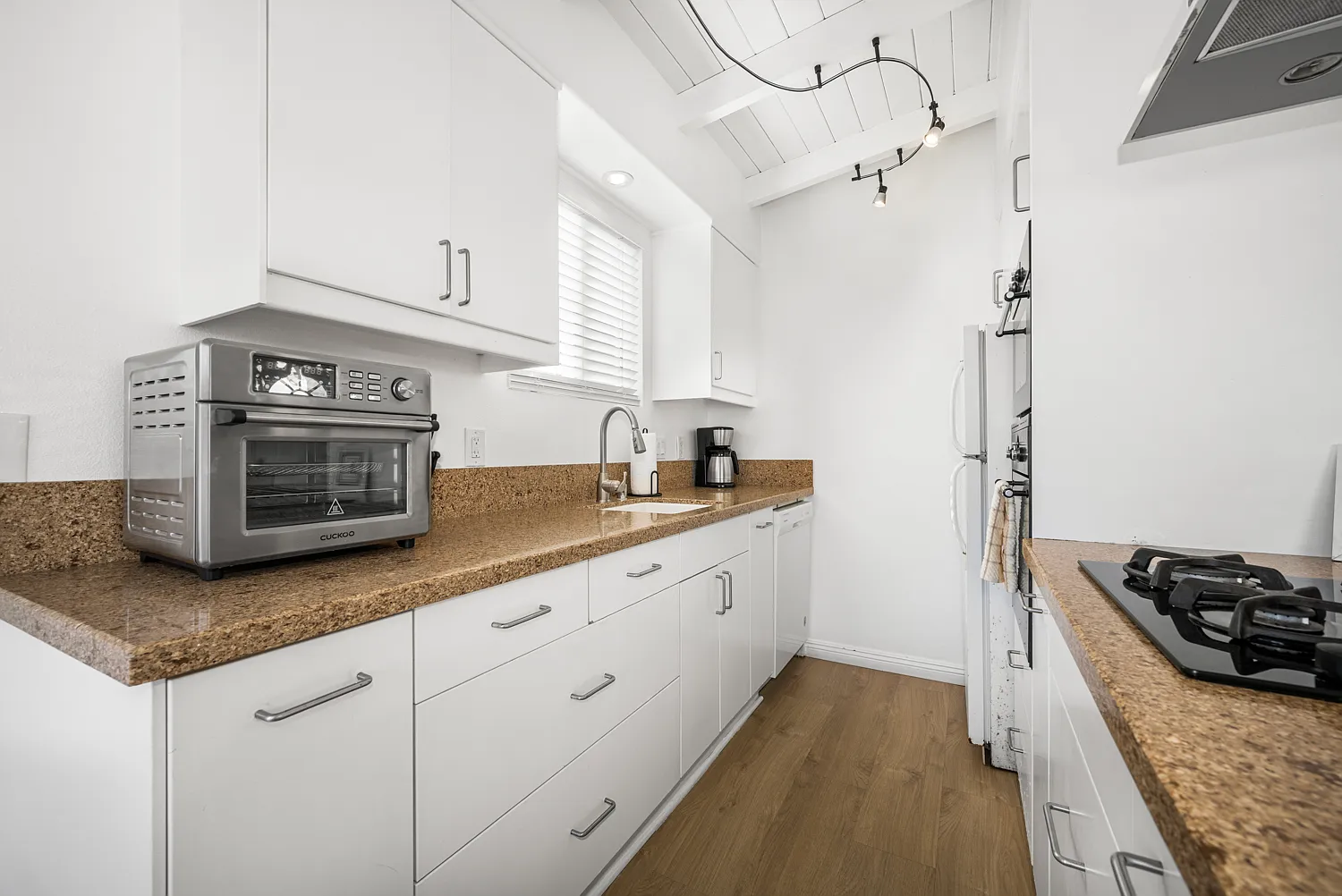 2 bed, 750 sqft, $5,500 — Photo 2