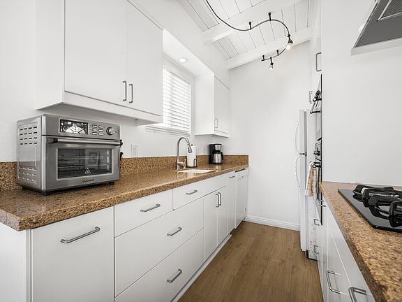 2nd image of 124 41st St #B