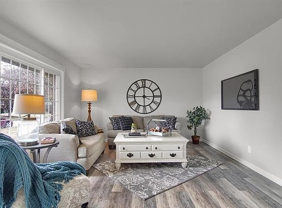 3rd image of 2713 Stratford Ln