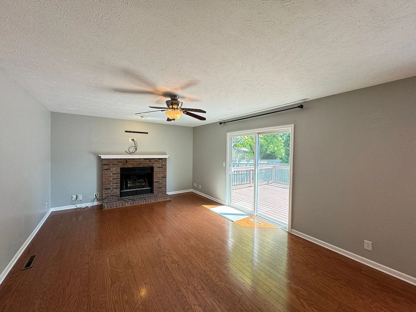 Beautiful 4 Bedroom Home in Bloomington! — Photo 2