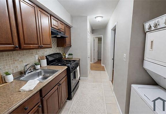 5th image of 541 Newcomb St SE #2
