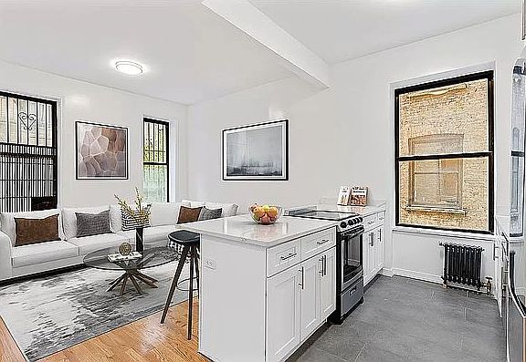 2nd image of 160 Waverly Pl #43