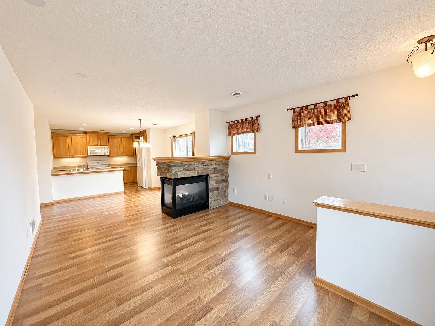 Well Maintained 3bed 2.5Bath End Unit Townhome w'Loft Space in Woodbury! — Photo 4
