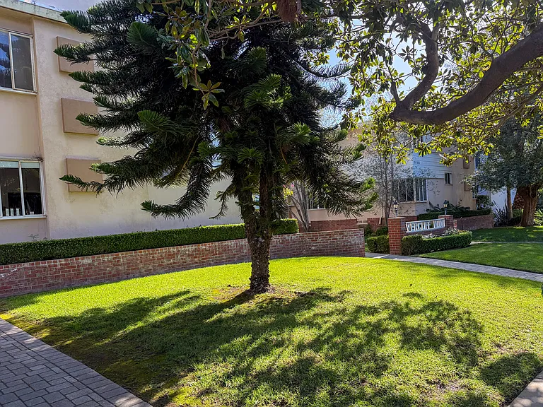 150-156 San Vicente — Photo 1