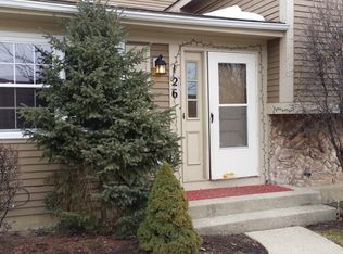 126 Brookwood Ct, Vernon Hills, IL 60061