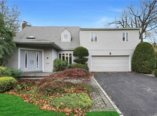 67 Magnolia Ln, Roslyn Heights, NY 11577