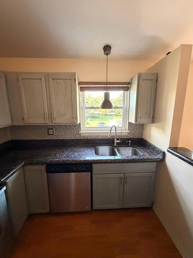 3 bed, 1138 sqft, $2,350 — Photo 2