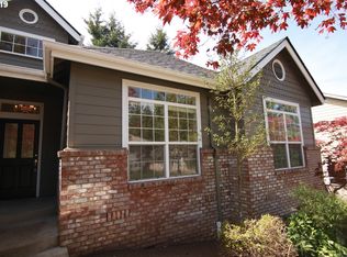 882 S 68th St, Springfield, OR 97478