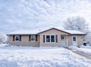 90 E Countryside Dr, Evansville, WI 53536