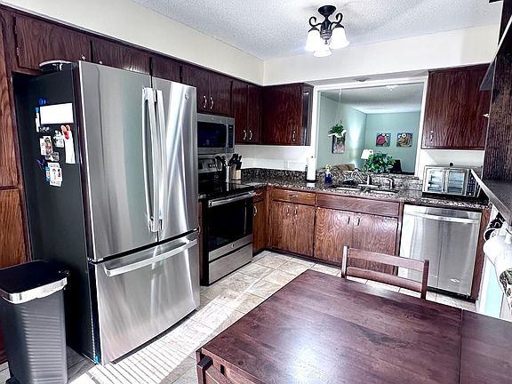 5th image of 11 Lindsay Ln