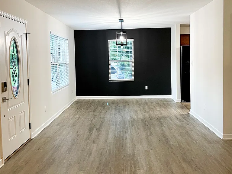 1044 Ashwood Pl — Photo 2