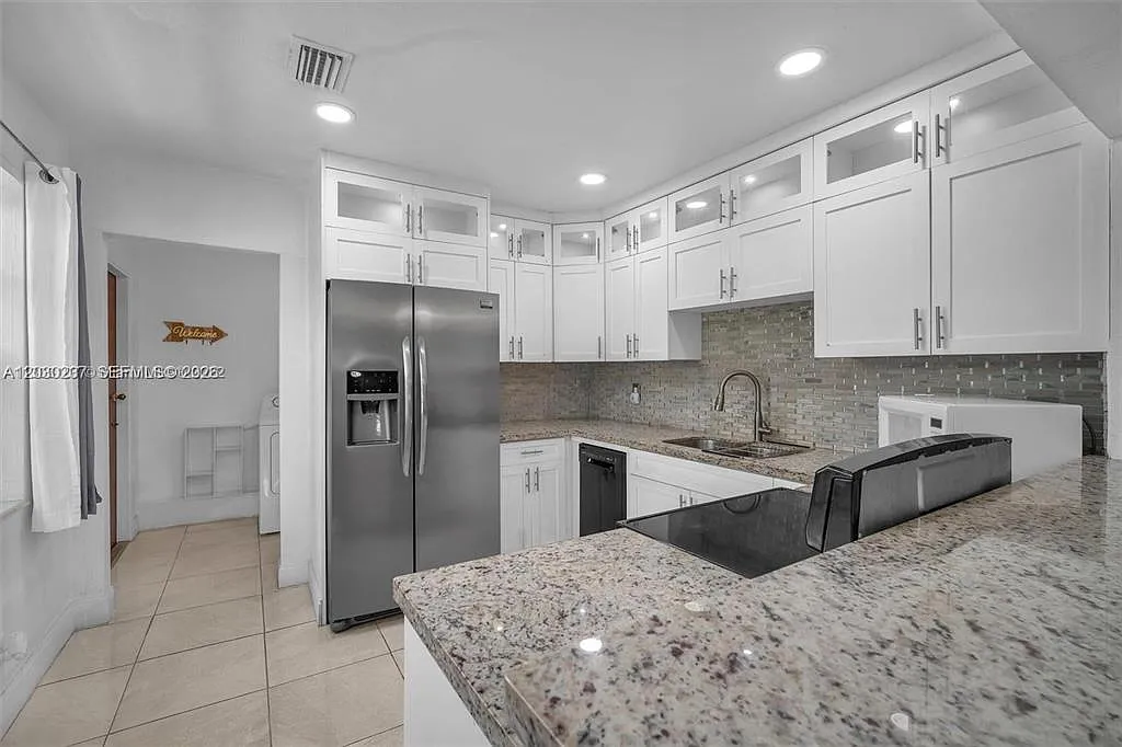 3 bed, 1357 sqft, $3,840 — Photo 3