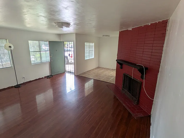 113 N Carol Dr — Photo 3