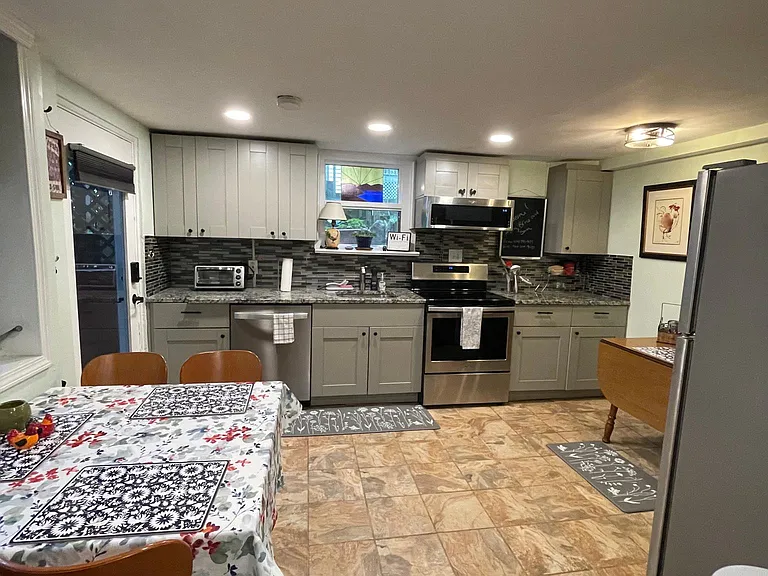 1060 Seaboard Ave NW — Photo 3