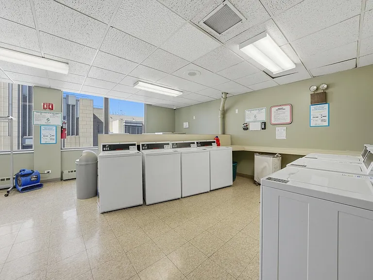 233 E Erie St #1301 — Photo 9