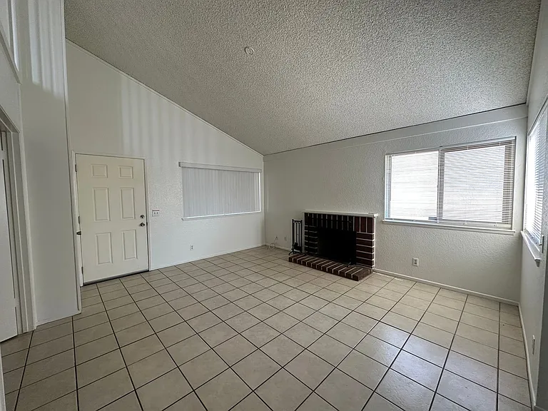 1594 Christopher Ln — Photo 4