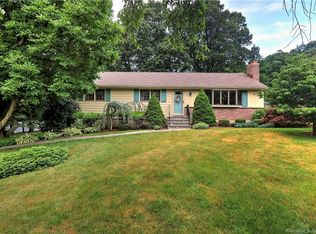 2935 Huntington Rd, Trumbull, CT 06611