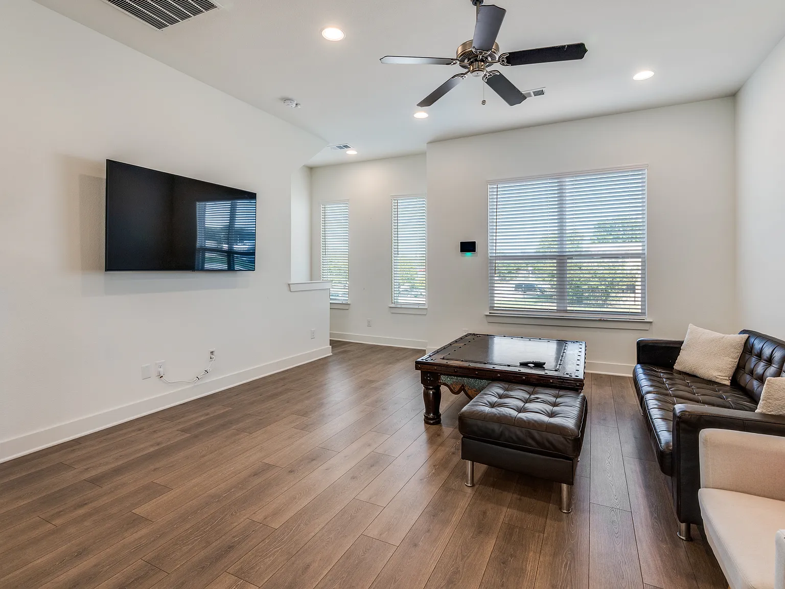 3 bed, 1937 sqft, $2,900 — Photo 2