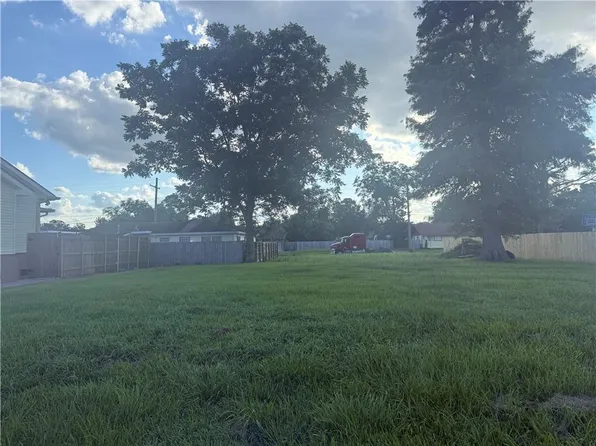 4811 Longfellow Dr, New Orleans, LA 70127