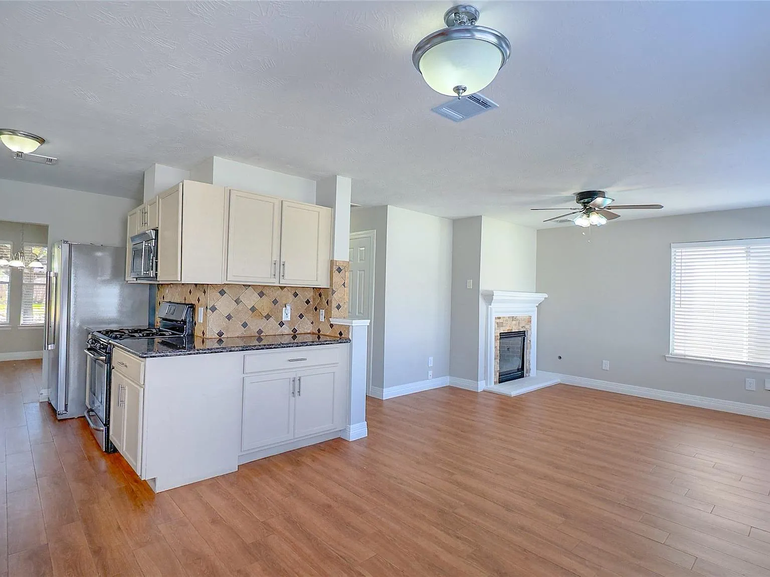 3 bed, 2.5 bath, 1820 sqft, $2,075 — Photo 2