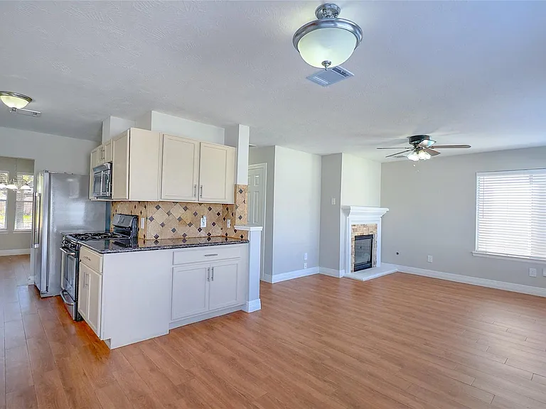 9923 Farrell Dr — Photo 2