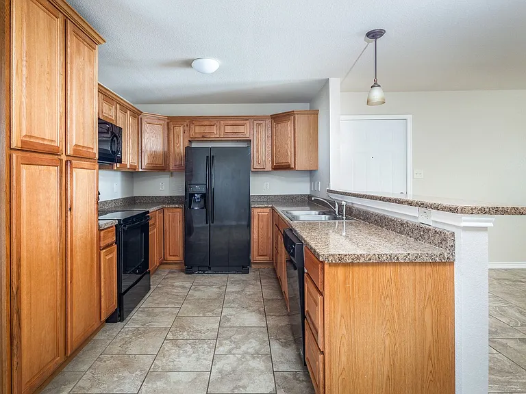 1305 Kings Way — Photo 5