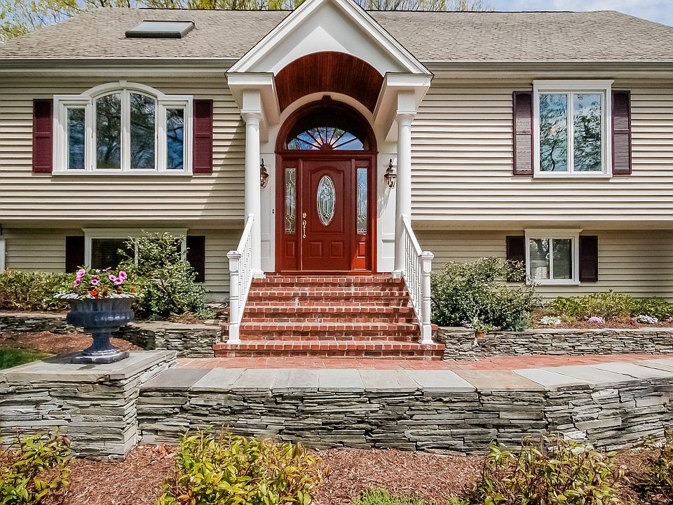 Immaculate Contemporary Raised Ranch in Desirable Huntington