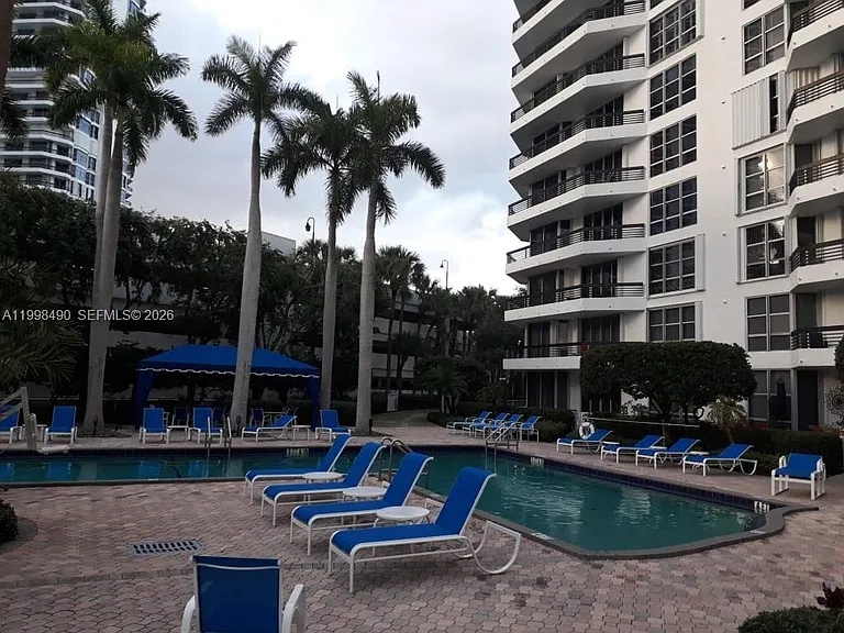 3600 Mystic Pointe Dr #910 — Photo 40