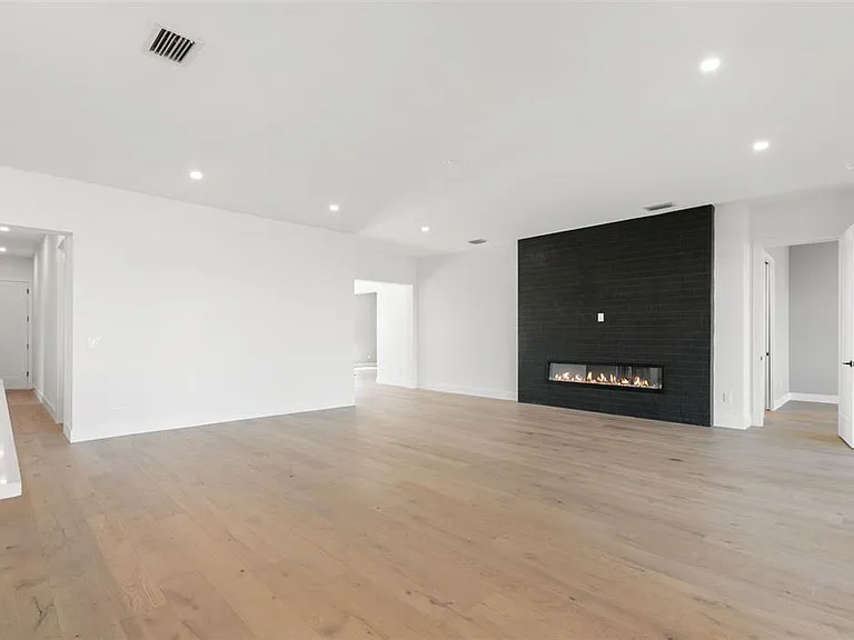 1810 4th St E — Photo 6