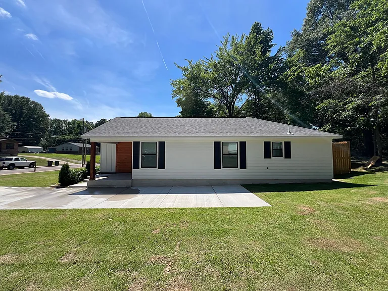 730 Hazelwood Rd — Photo 3