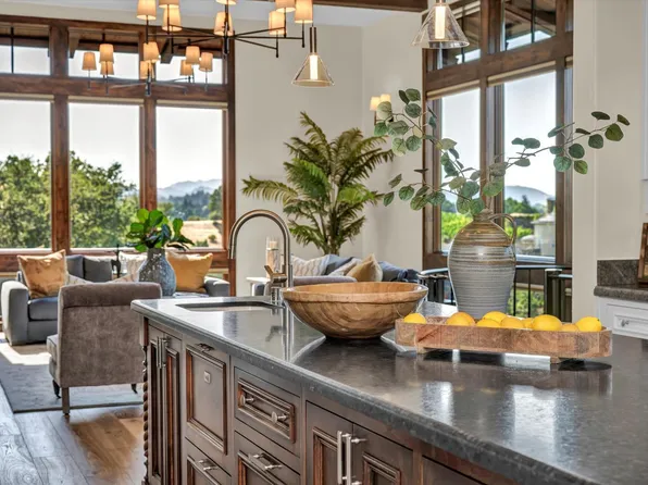 231 Poppy Hill Drive, Healdsburg, CA 95448