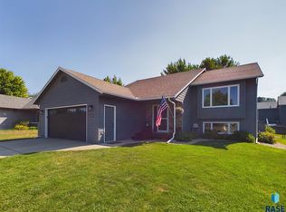 5204 E Blueridge Dr, Sioux Falls, SD 57110