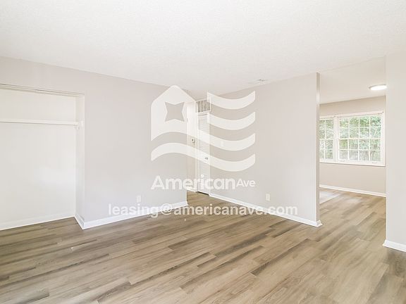 848232_003_living_room_4.jpg