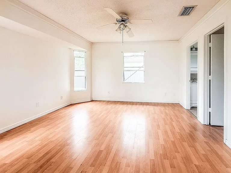 11028 Corrigan Ave — Photo 6
