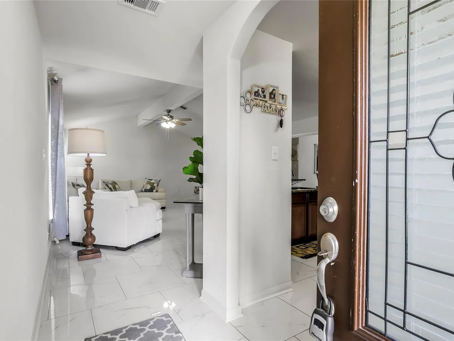 3 bed, 2.0 bath, 1910 sqft, $1,950 — Photo 4