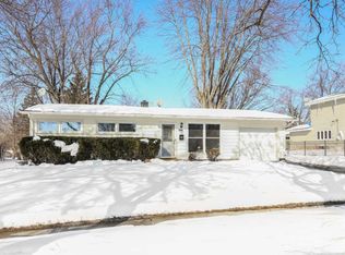 18320 W Woodland Ter, Gurnee, IL 60031