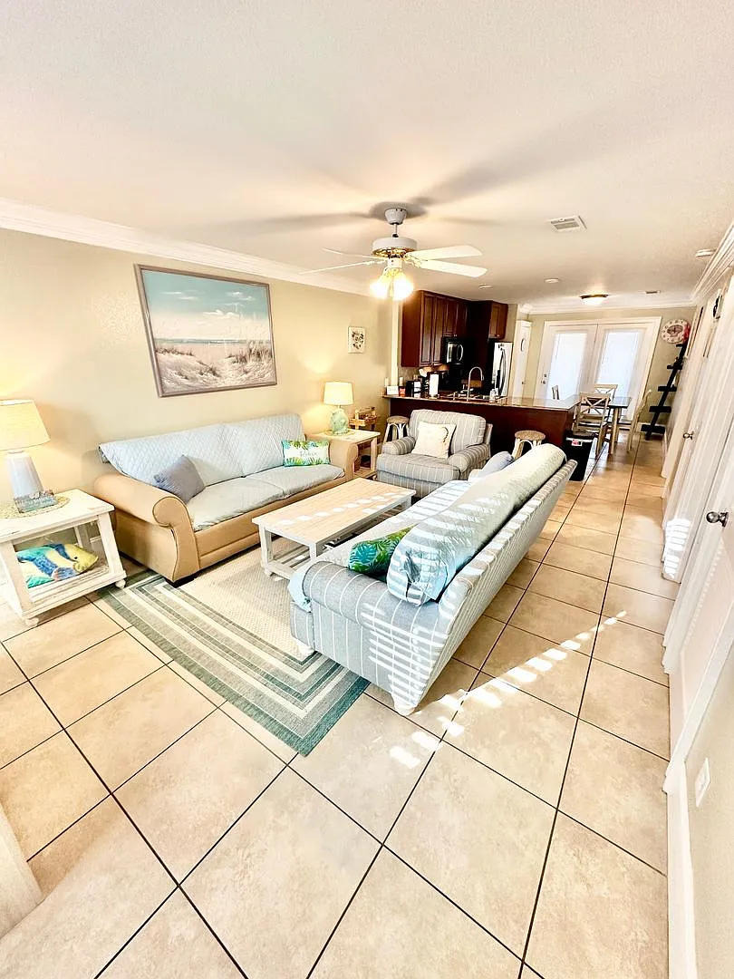 Furnished 2 bedroom condo 1 block from the beach w/ community pool! — Photo 4