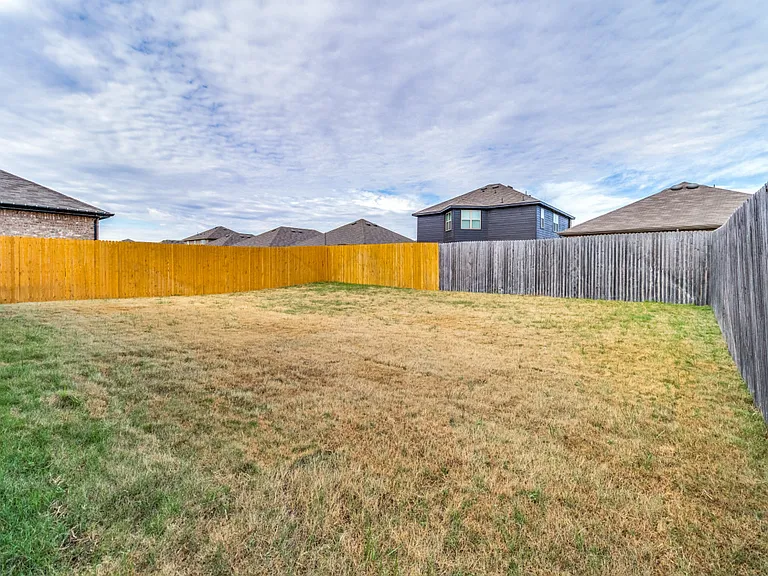 920 Ravenwood Ln — Photo 10