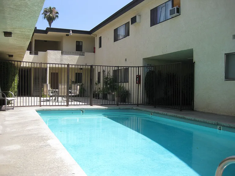 7061 Whitsett Ave — Photo 10